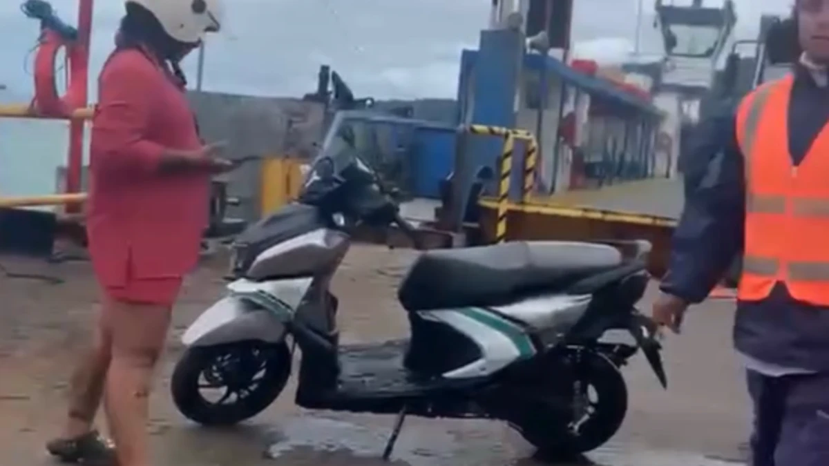 Moto cai no mar durante embarque de balsa na travessia Ilhabela e São Sebastião