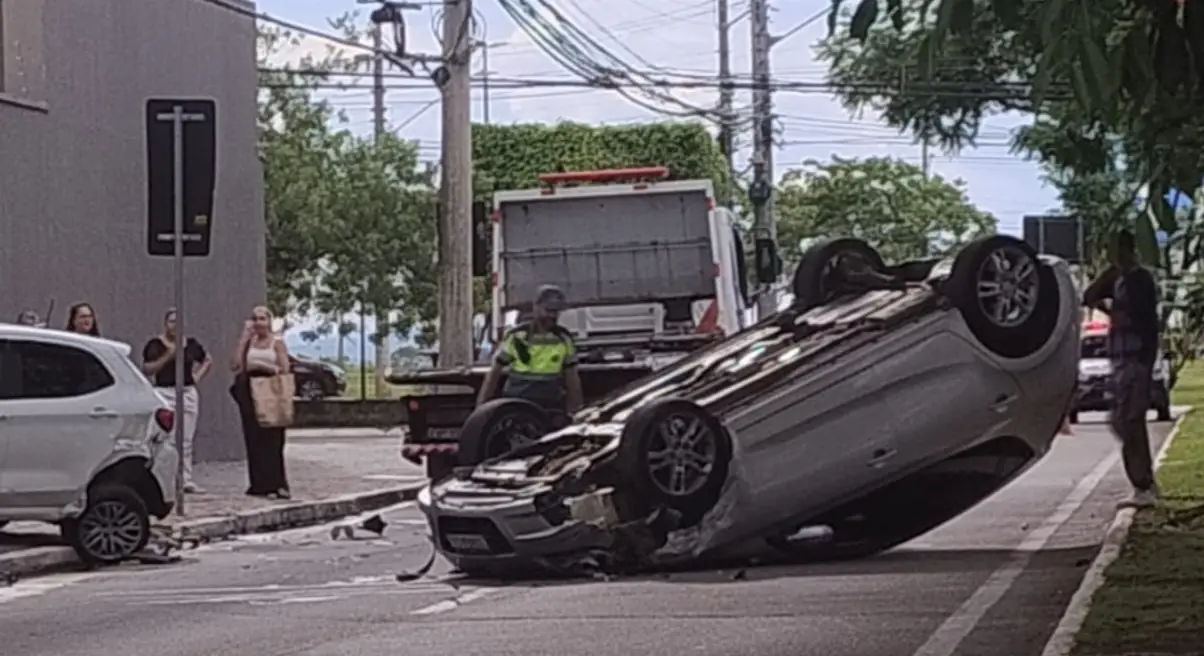 Capotamento no Jardim Aquarius envolve dois carros e mobiliza a Polícia Militar; acidente não deixou vítima