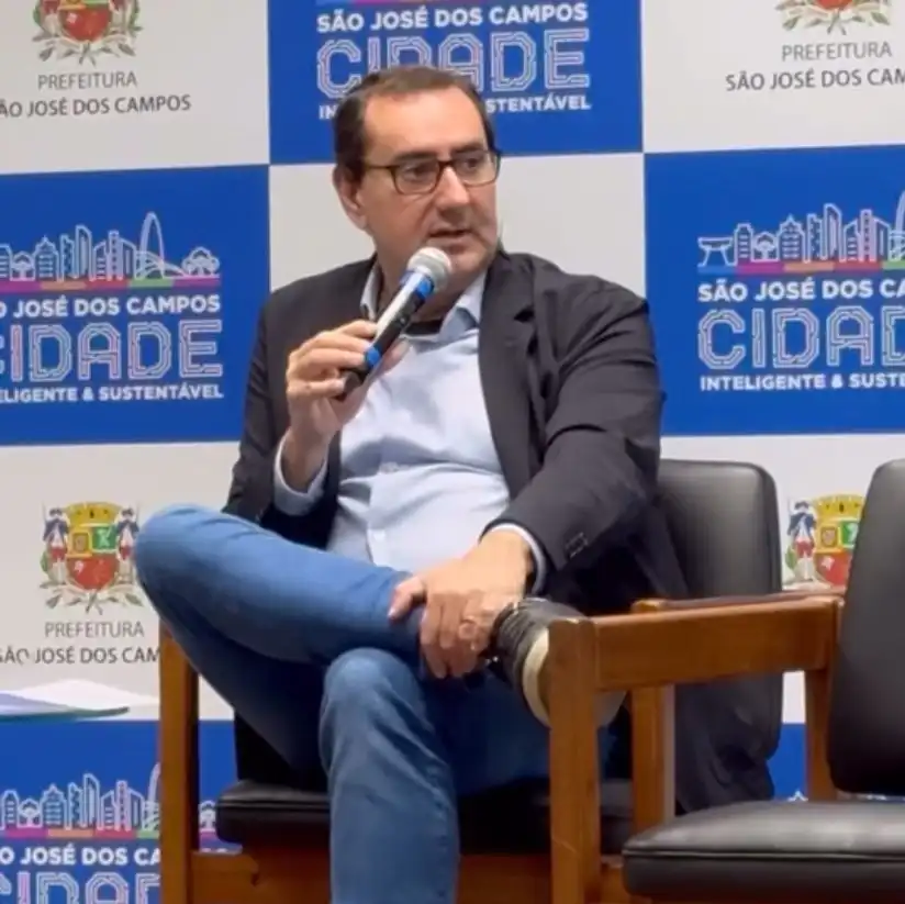 Prefeito alega atraso de jornalistas, mas registros mostram que equipe chegou no horário e foi barrada