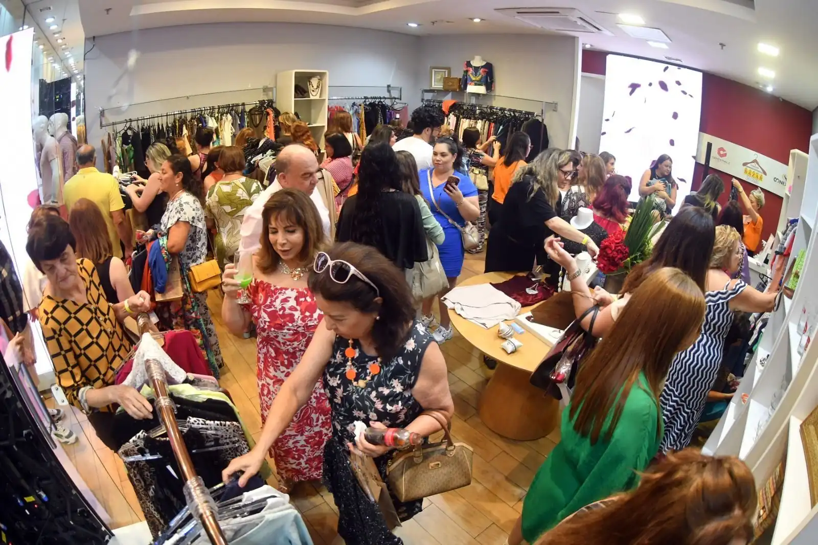 Conexão Solidária realiza no CenterVale Shopping desfile e bazar beneficente 