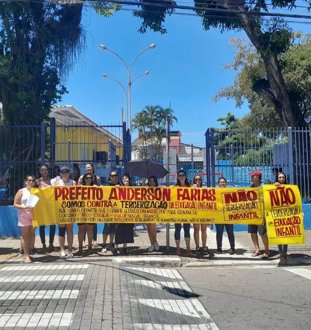 Pais protestam contra terceirização em São José
