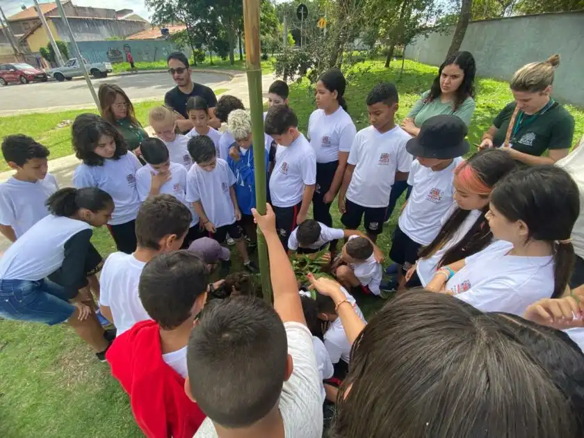Projeto “PlantAção” leva educação ambiental com plantio de árvores para estudantes