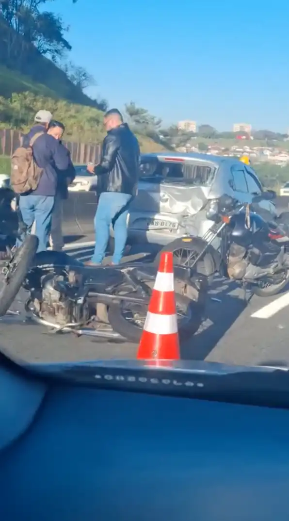 Acidente entre carro e moto deixa dois feridos na Dutra em São José 