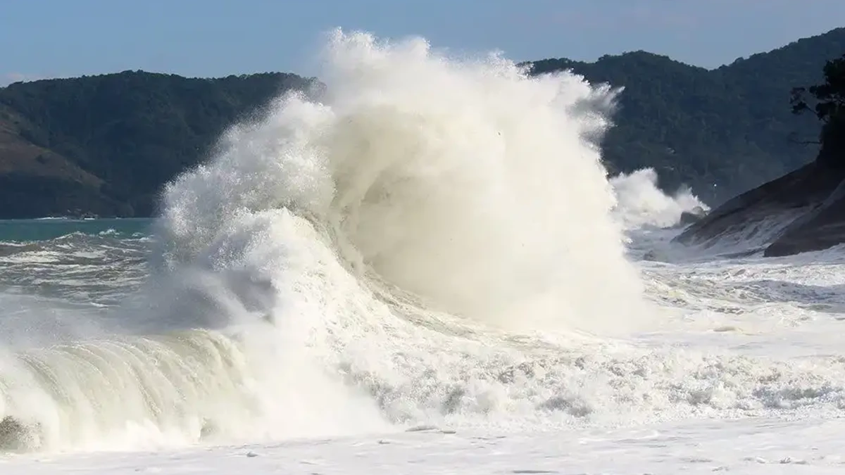Marinha alerta para ondas de até 3 metros no Litoral Norte