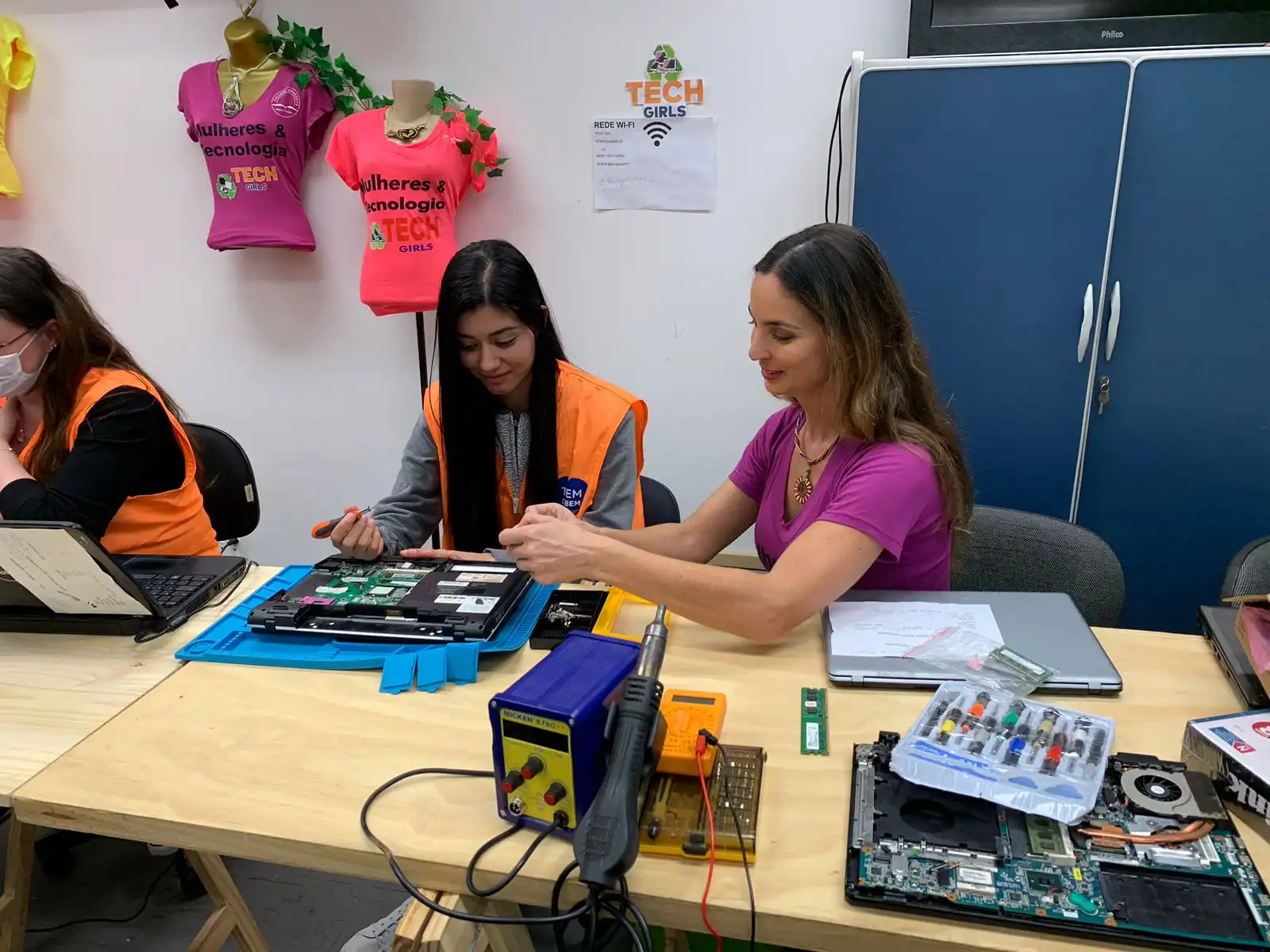 Tech Girls recupera mais de 40 computadores que foram doados às alunas do projeto