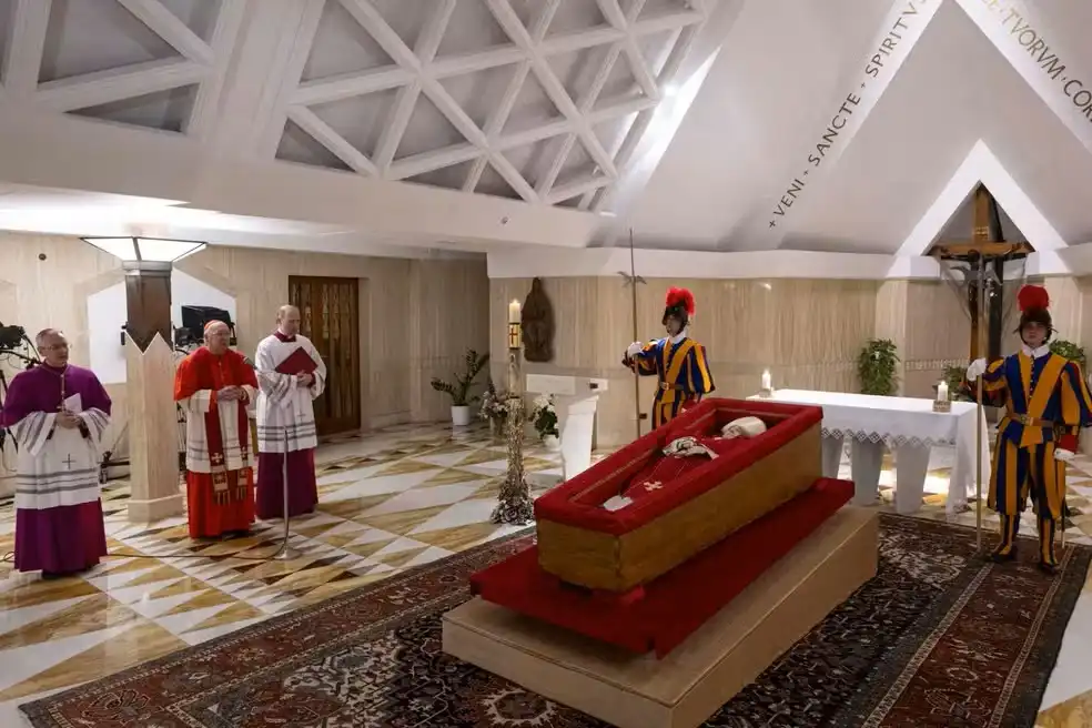 Vaticano divulga primeiras imagens do Papa Francisco no caixão