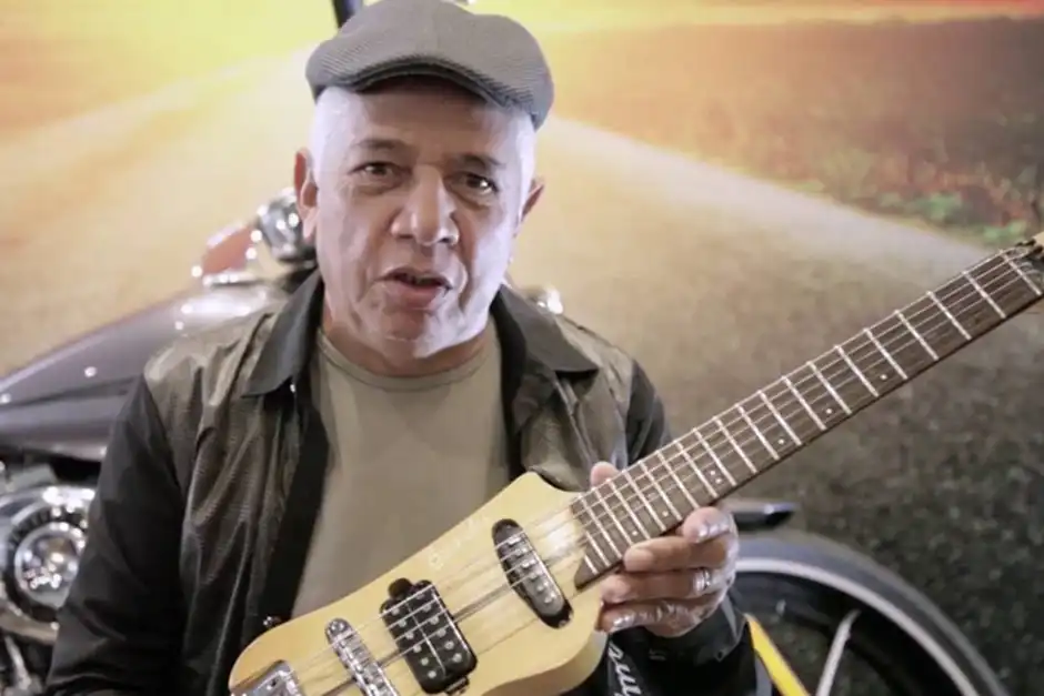 Morre Braguinha, criador da menor guitarra do mundo