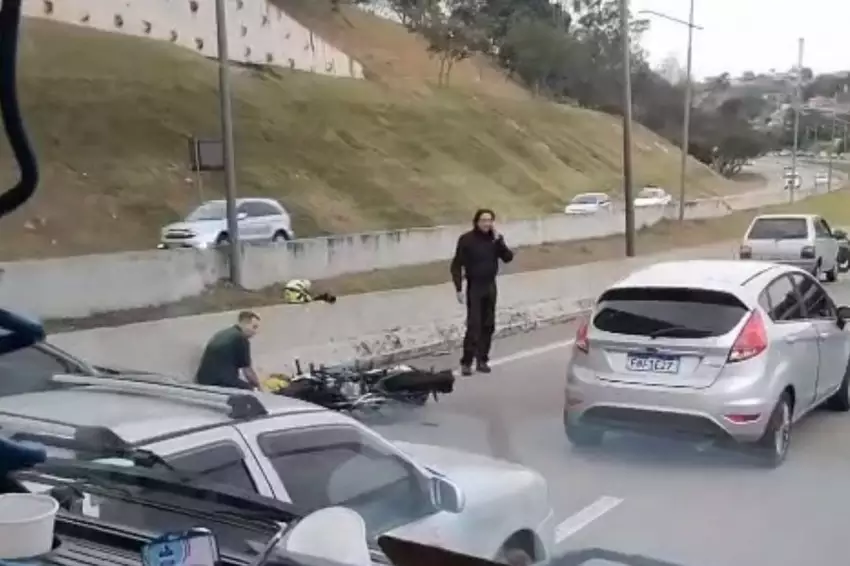 Acidente deixa motociclista ferido na Av Mário Covas em São José