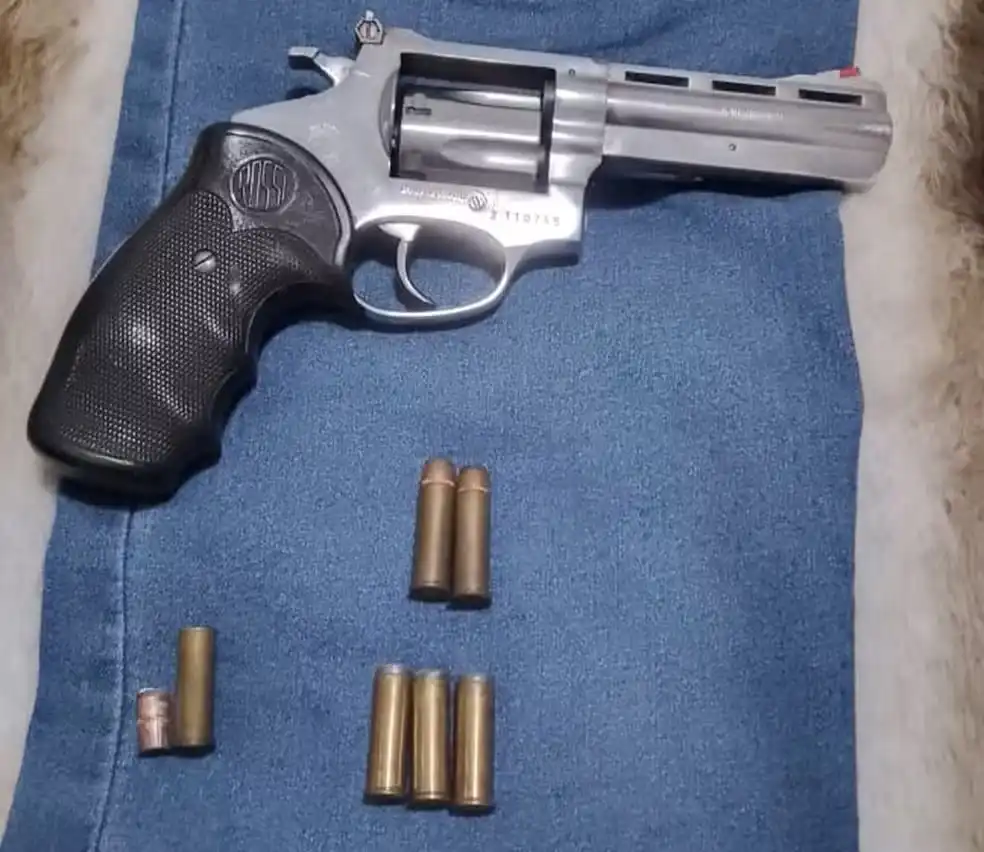 Criança de nove anos morre com tiro acidental da arma do pai
