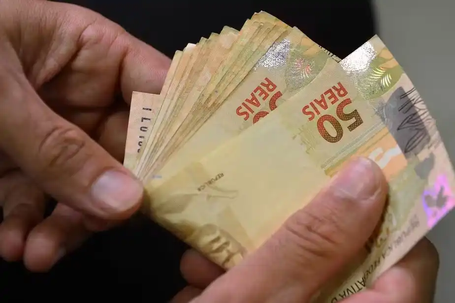 Salário mínimo passa para R$1.518; aumento é de R$ 106