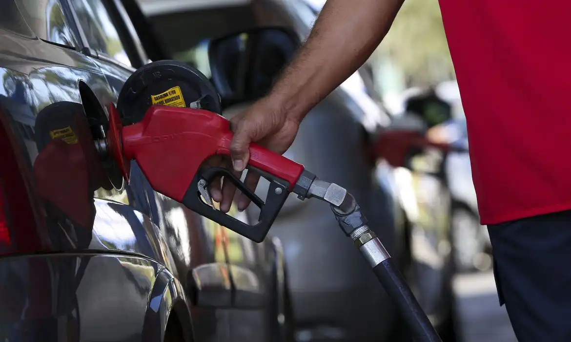 Preço da gasolina sobe 10% nos postos do Brasil em 2024