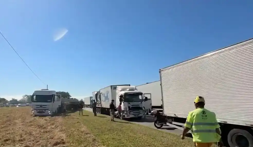 Acidente entre três carretas deixa motociclista ferido na Dutra em Caçapava
