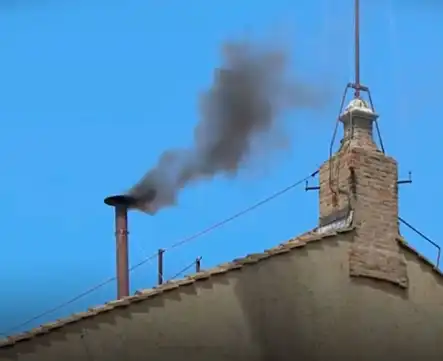 Conclave 2º dia: fumaça preta sobe no Vaticano  