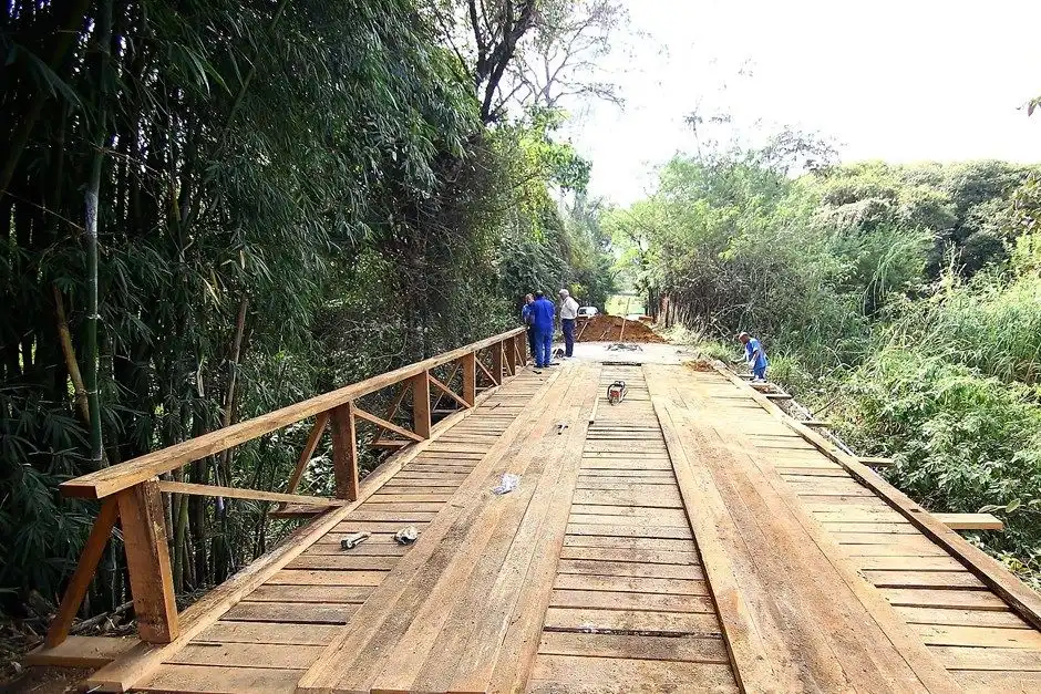 Prefeitura vai reconstruir ponte de madeira no Urbanova