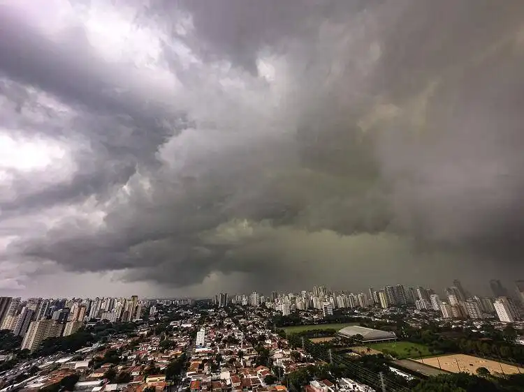 Frentes frias em novembro afastam calor e elevam risco de ciclones