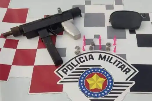 Homem é preso com drogas e submetralhadora em Guaratinguetá