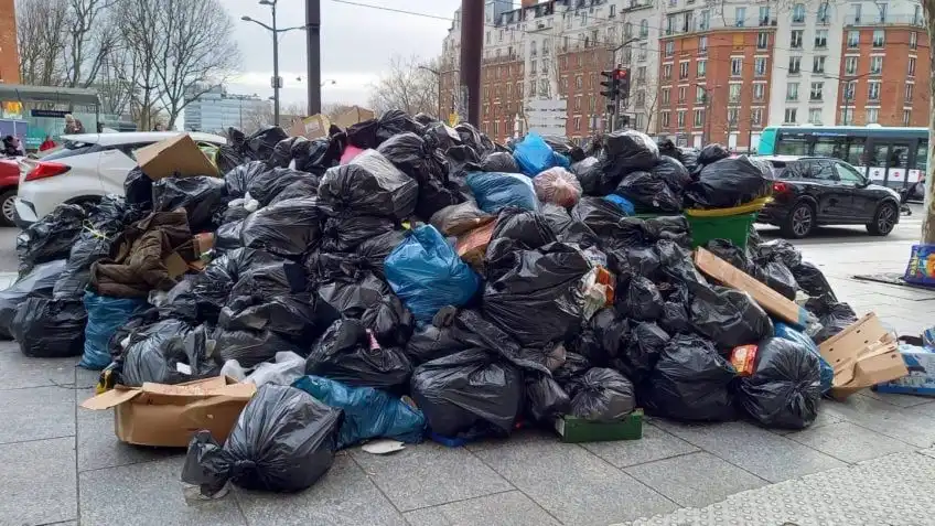 Mudanças previdenciárias gera confusão e transforma Paris em “lixão ao céu aberto”