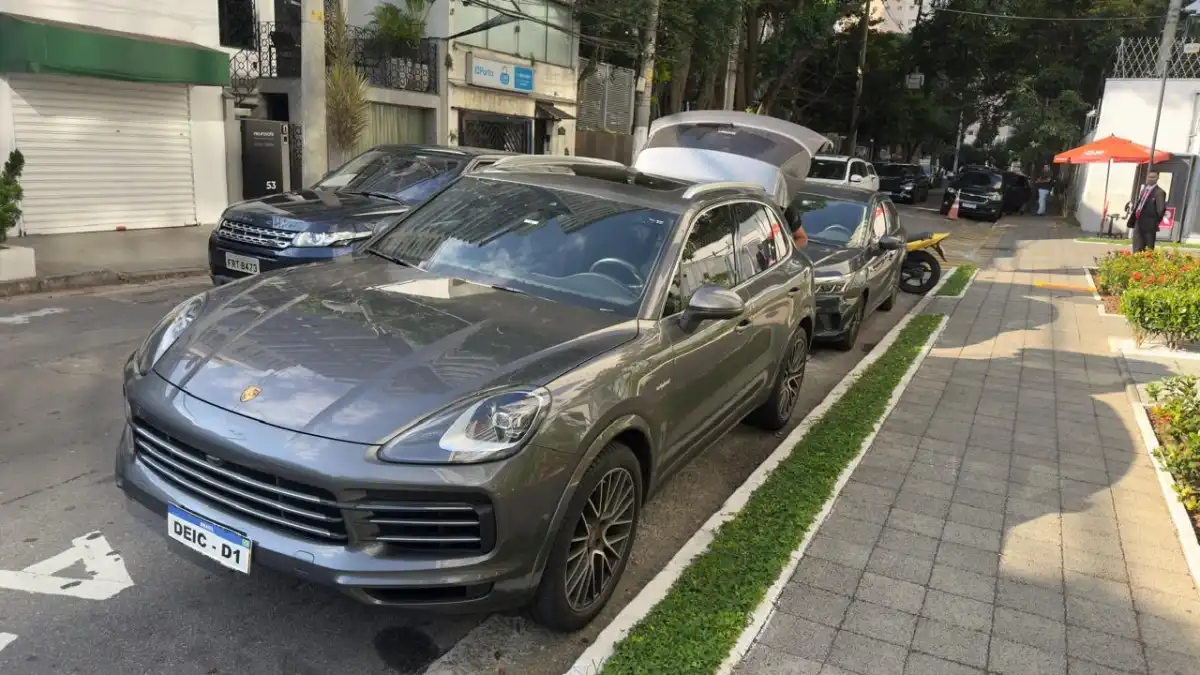 Carro de luxo é apreendido em operação contra lavagem de dinheiro em São José