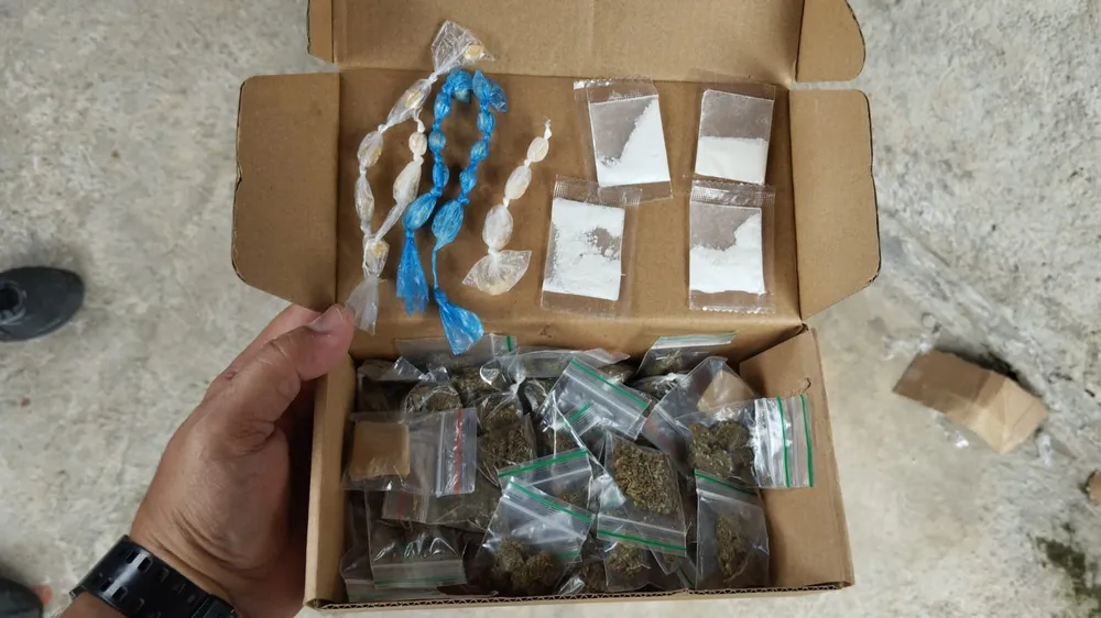 Homem tenta se vingar de ex enviando drogas para enteado e é preso