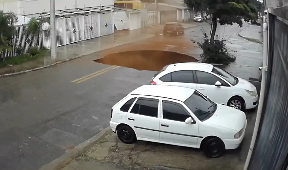 Vídeo mostra o momento em que a cratera no Jd Imperial em São José se abre