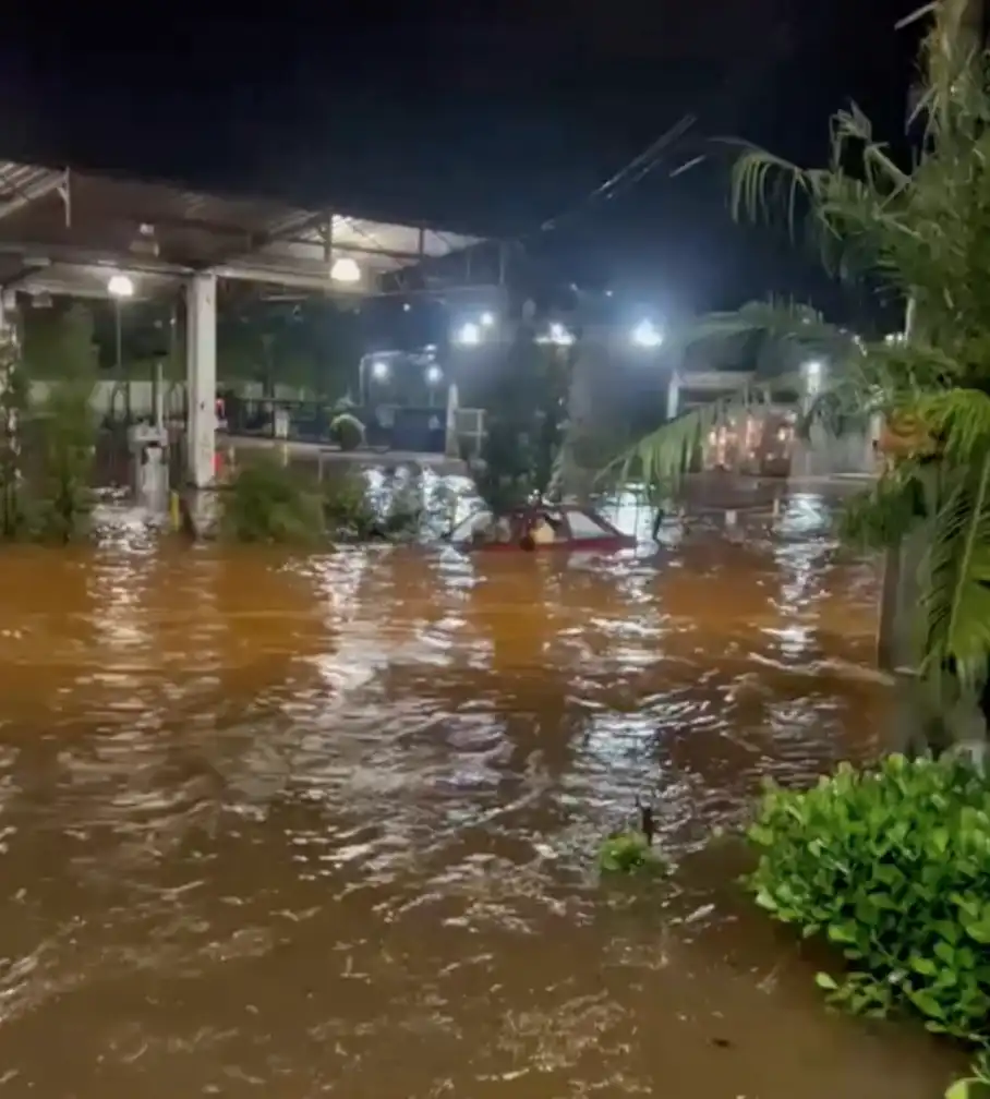 Motorista fica preso em alagamento e é resgatado; veja o vídeo