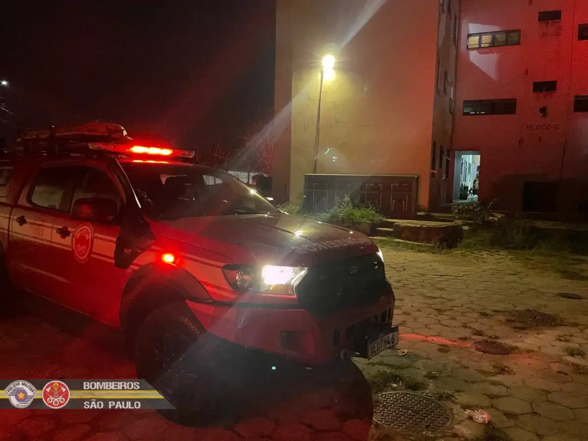 Apartamento pega fogo na Zona Leste e mobiliza Bombeiros em São José