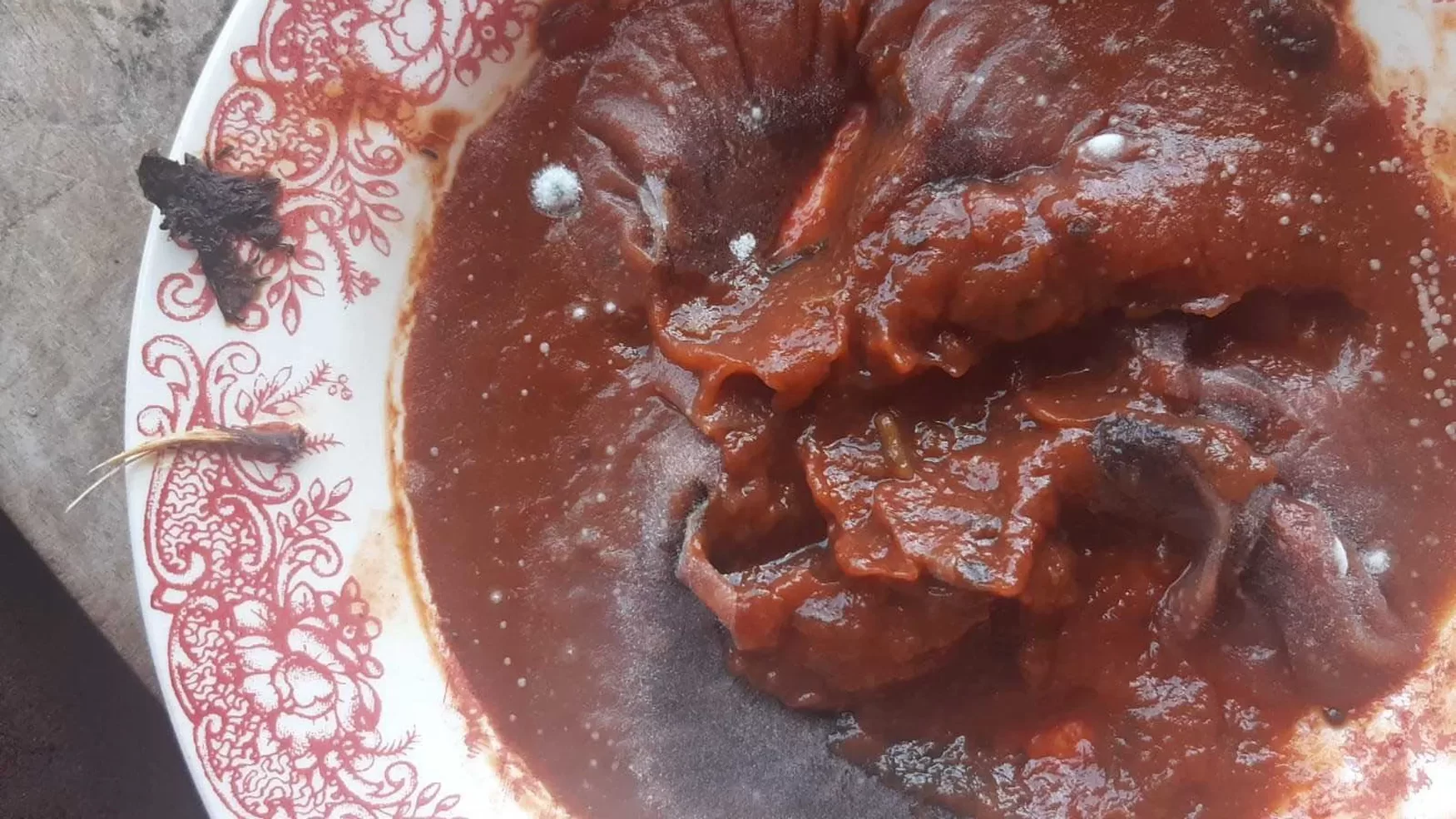 Mulher encontra "corpo estranho" em pacote de molho Heinz