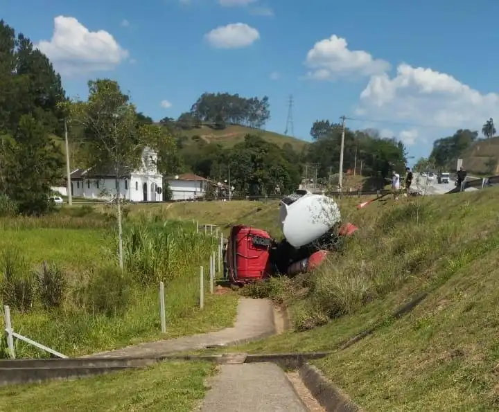 Caminhão de combustível tomba na Rodovia dos Tamoios e motorista fica ferido