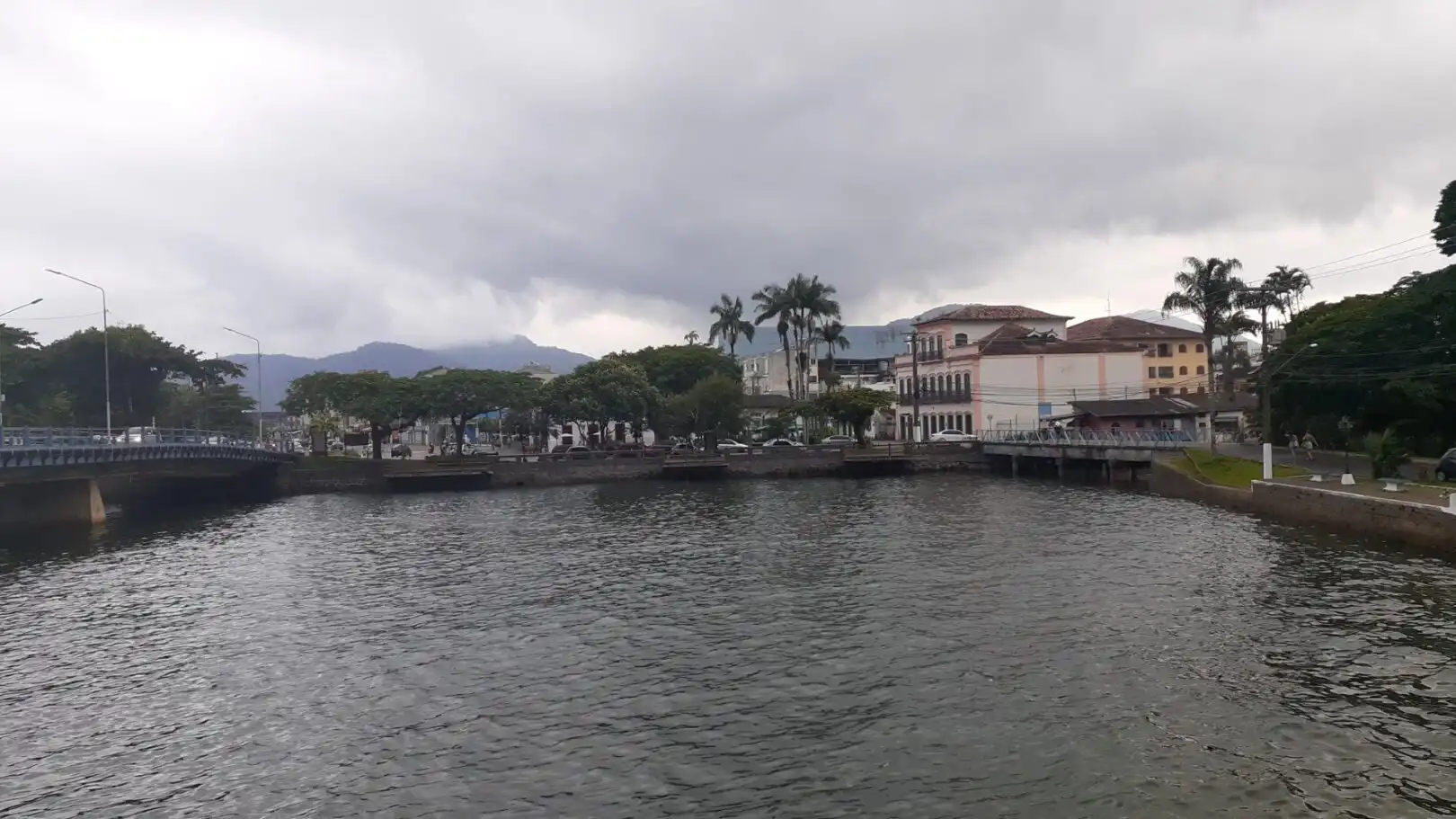 Repórter viraliza ao explicar por que chove tanto em Ubatuba