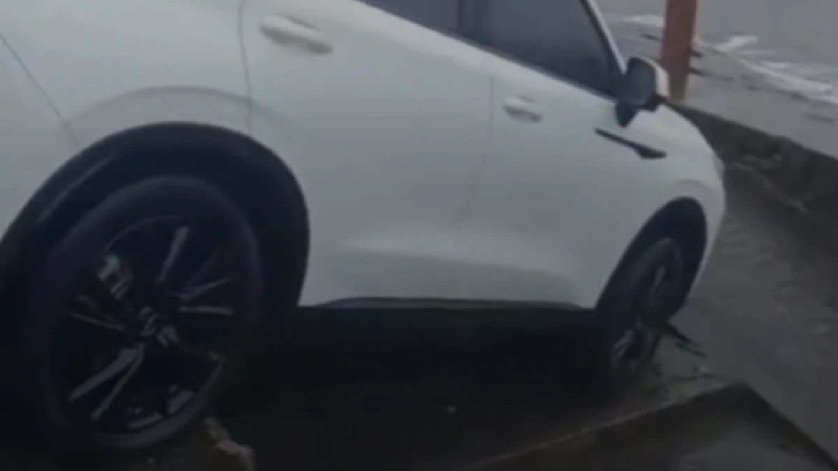 Carro fica pendurado em estrutura de acesso ao Pier do Cambarau