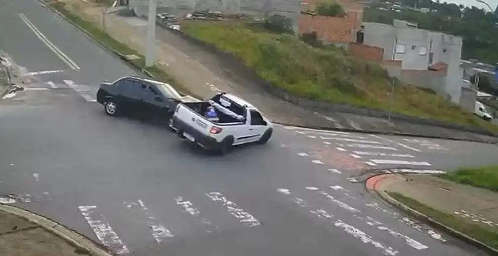 Carro capota após colisão em cruzamento da Zona Norte de São José dos Campos