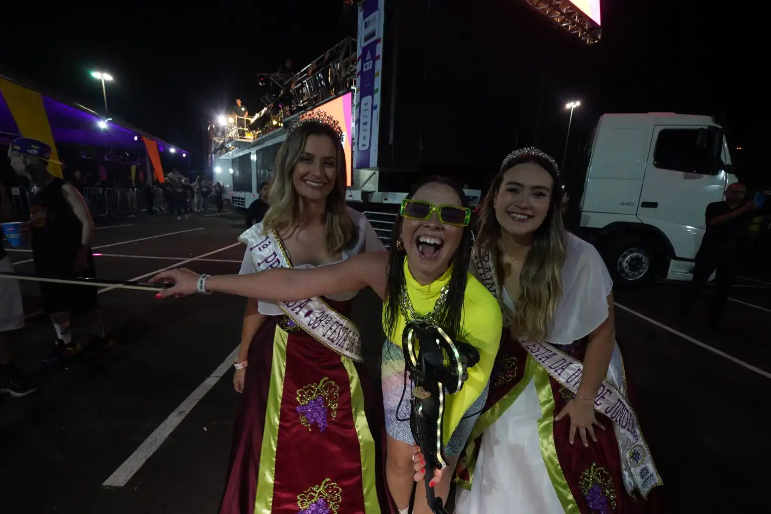 Mari Antunes canta com oito meses de Gestação no Folia Ai