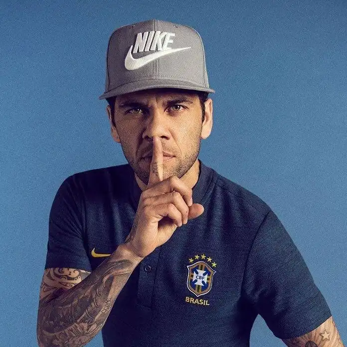 Daniel Alves recupera passaportes e pode voltar ao Brasil