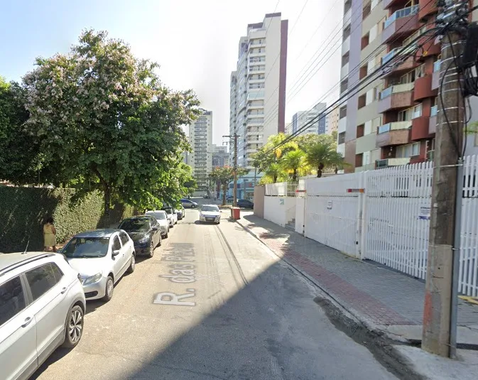 Homem é encontrado morto com o corpo amarrado por fios e cabos em apartamento de São José
