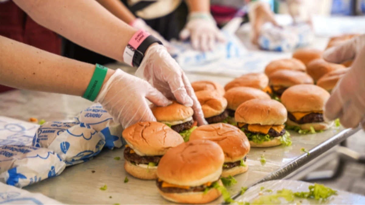 Ação solidária em escola promove hamburgada para 300 crianças carentes de São José dos Campos