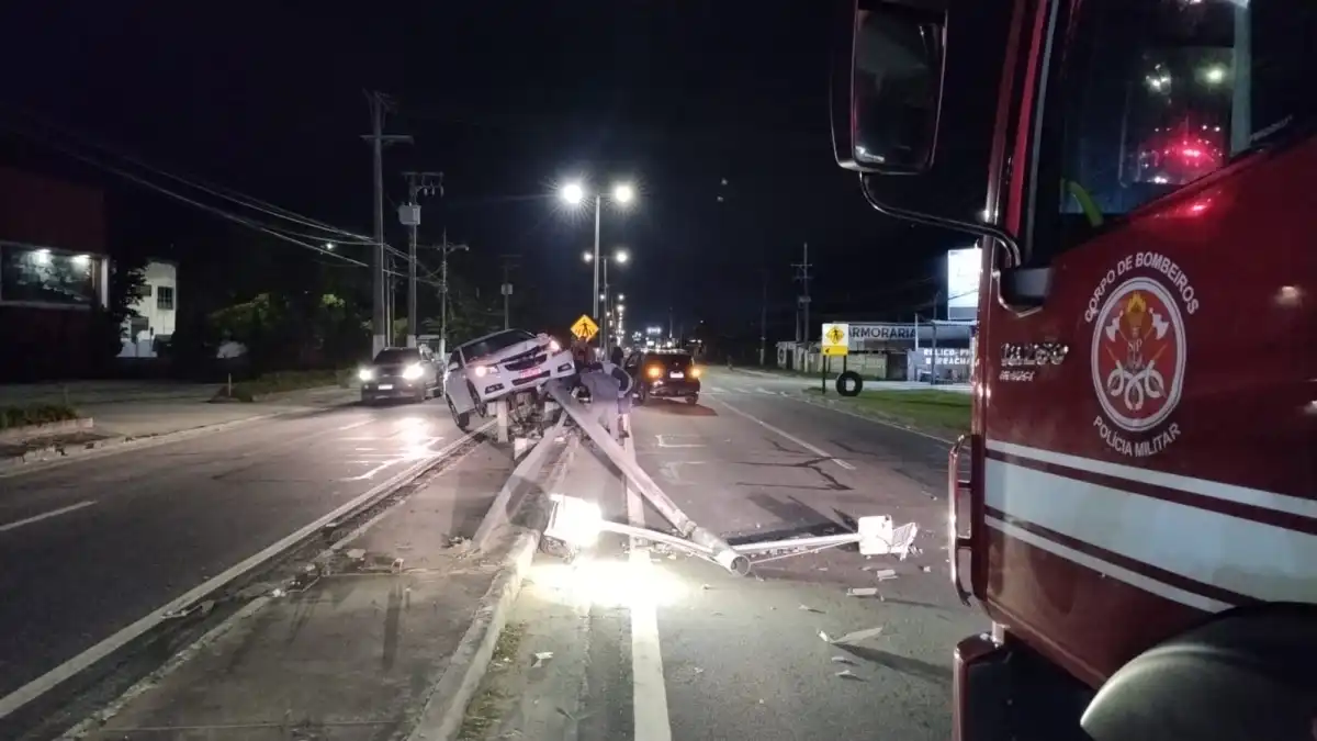 Carro colide contra poste na SP-55 em Caraguatatuba e fica suspenso sobre guard rail  