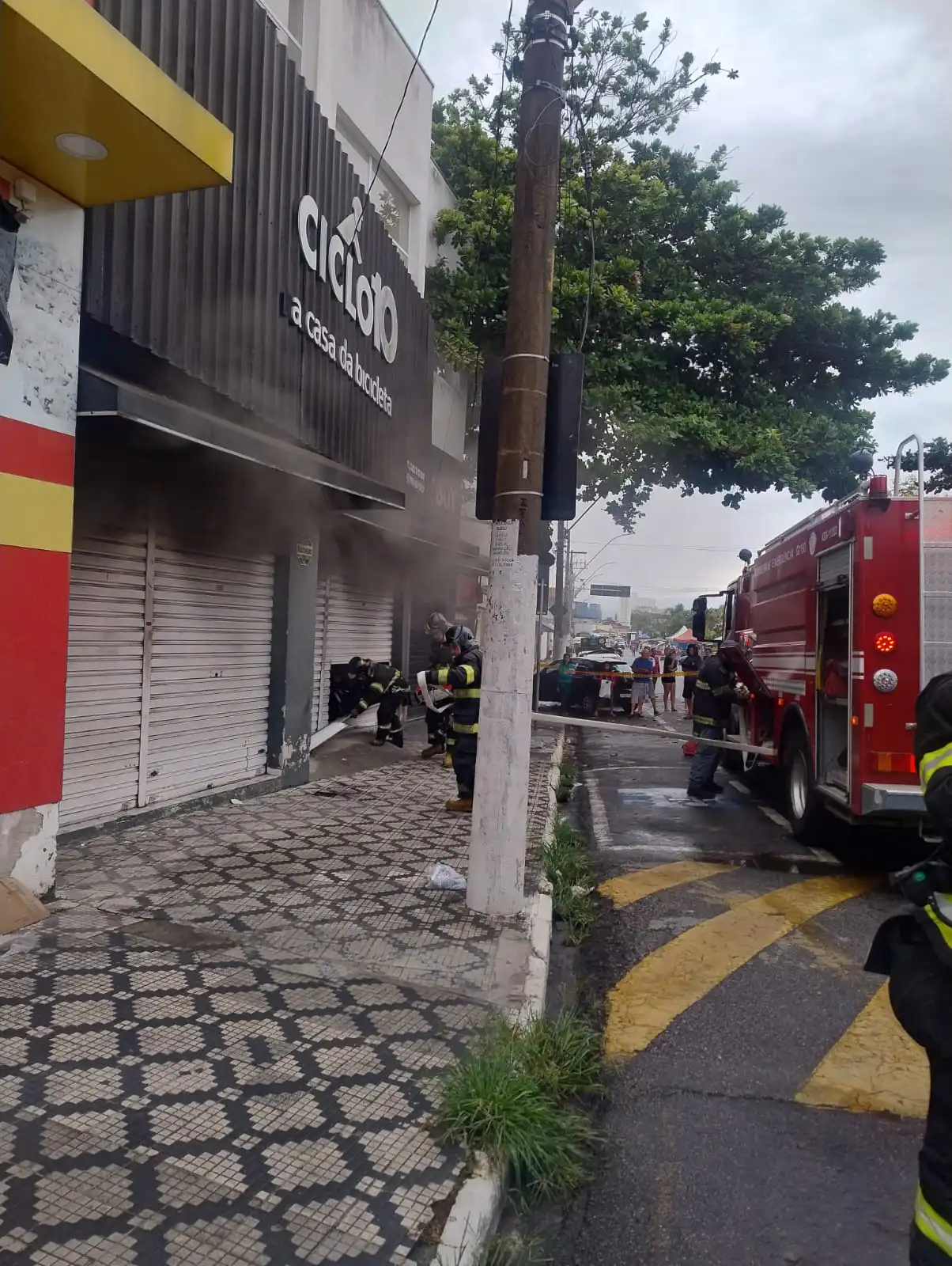 Bicicletaria pega fogo e mobiliza equipes de bombeiros em Taubaté