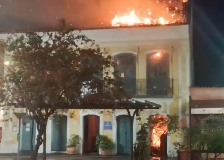 Incêndio atinge “Casa Brasileira”, tombado pelo Patrimônio Histórico em São Sebastião