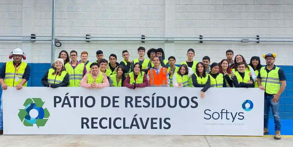 Para comemorar o Dia Mundial da Reciclagem, Softys leva alunos para a fábrica e apresenta ações na prática