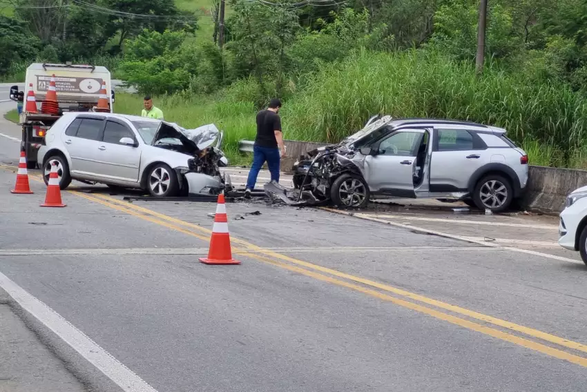 Colisão frontal em Caçapava deixa três feridos