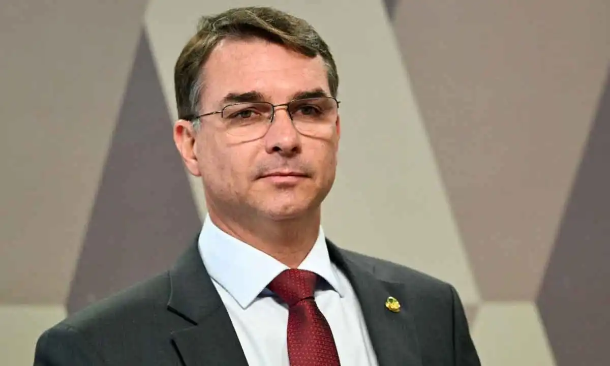 Anotações de Flávio Bolsonaro indicam troca do vice de Tarcísio em SP