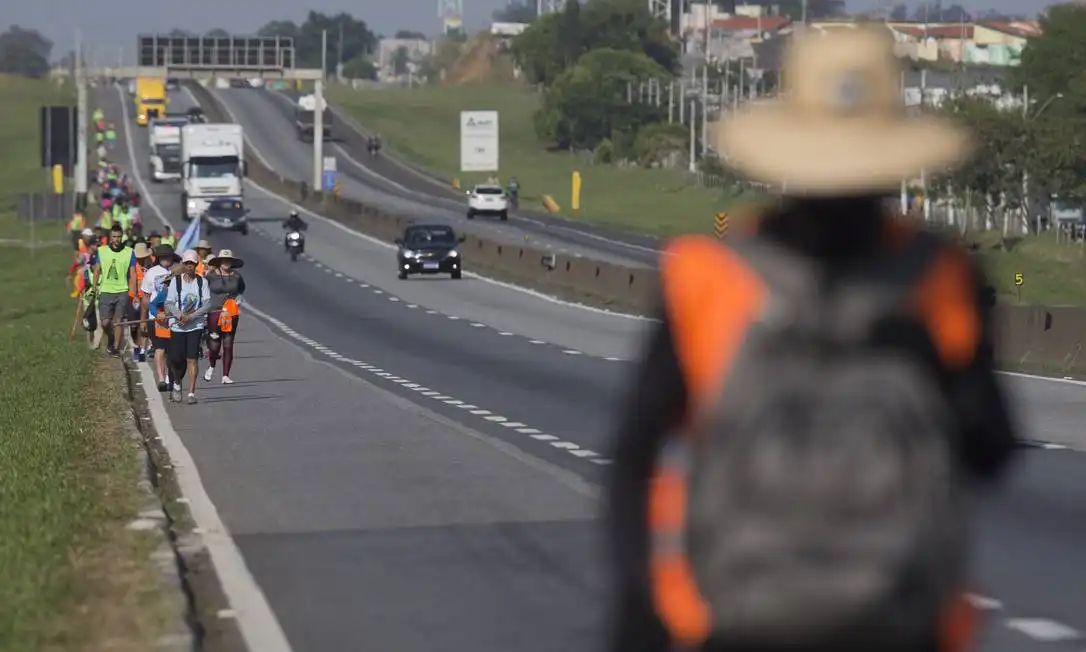 Ciclista que fazia romaria até Aparecida morre após ser atropelado na Dutra