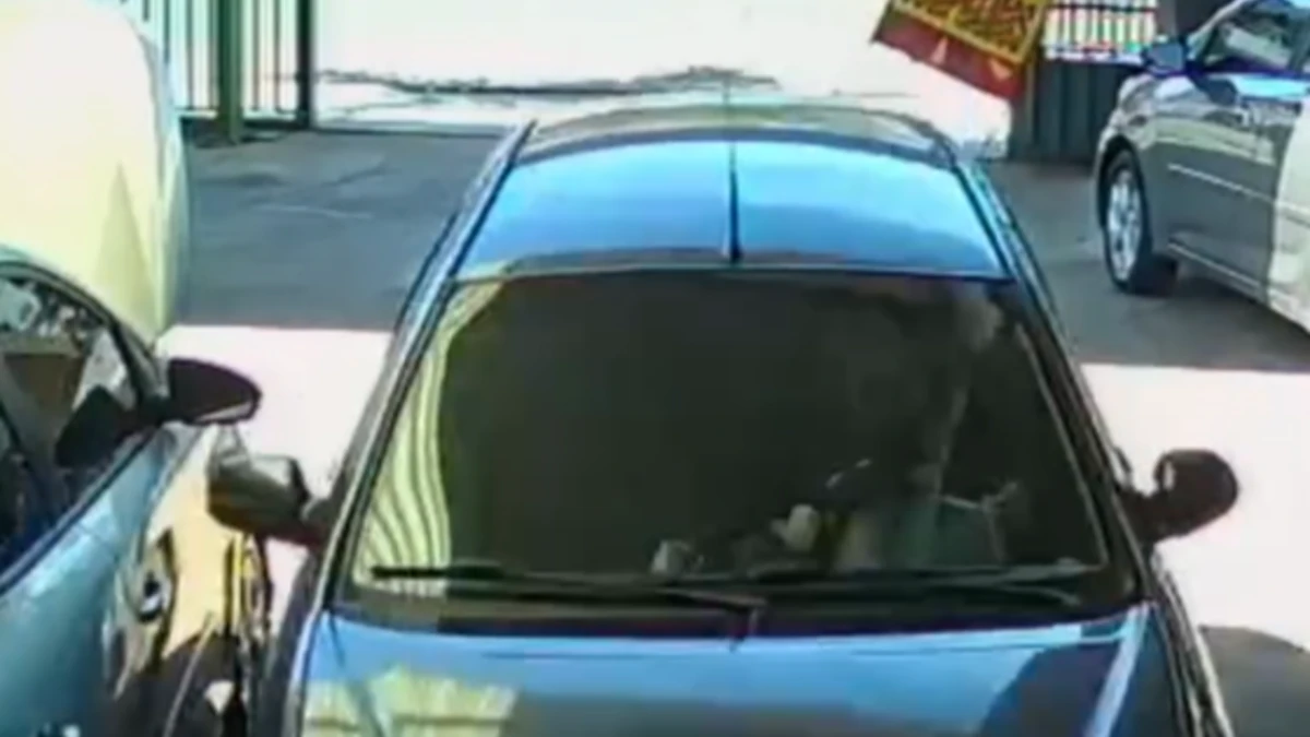 Após batida, carro invade revendedora e para em vaga sem atingir veículos