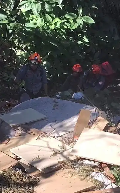 Idoso é resgatado de rapel após carro cair em ribanceira de 25 metros em Ubatuba 