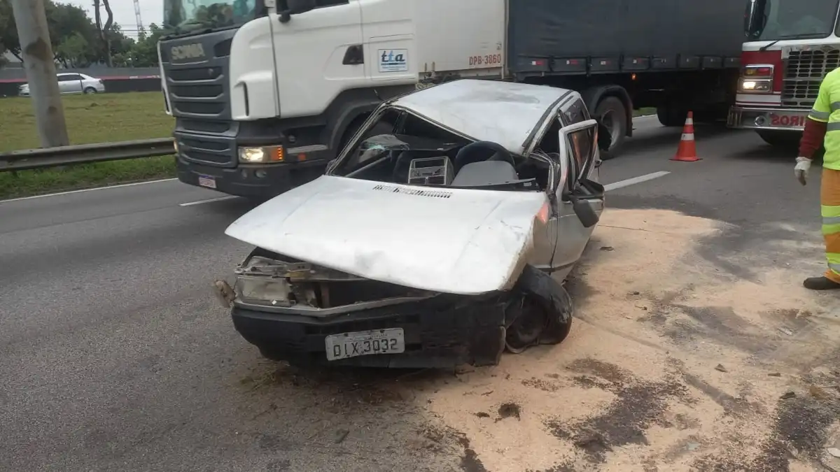 Acidente deixa quatro feridos após carro capotar na Dutra em São José