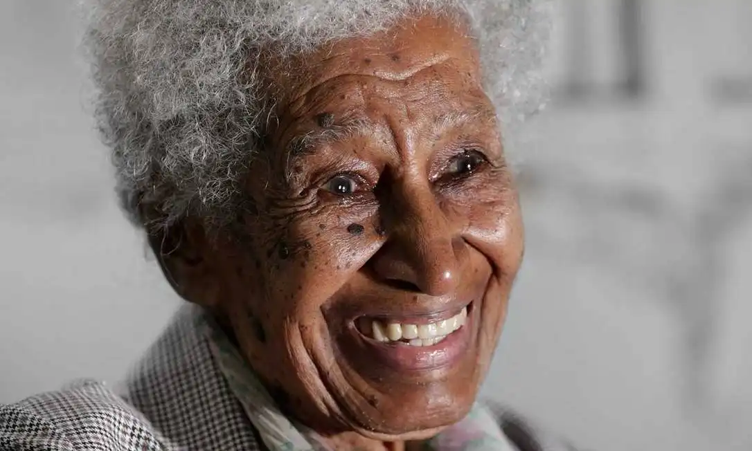 Idosa completa 100 anos e jeito inusitado de cantar parabéns viraliza na internet