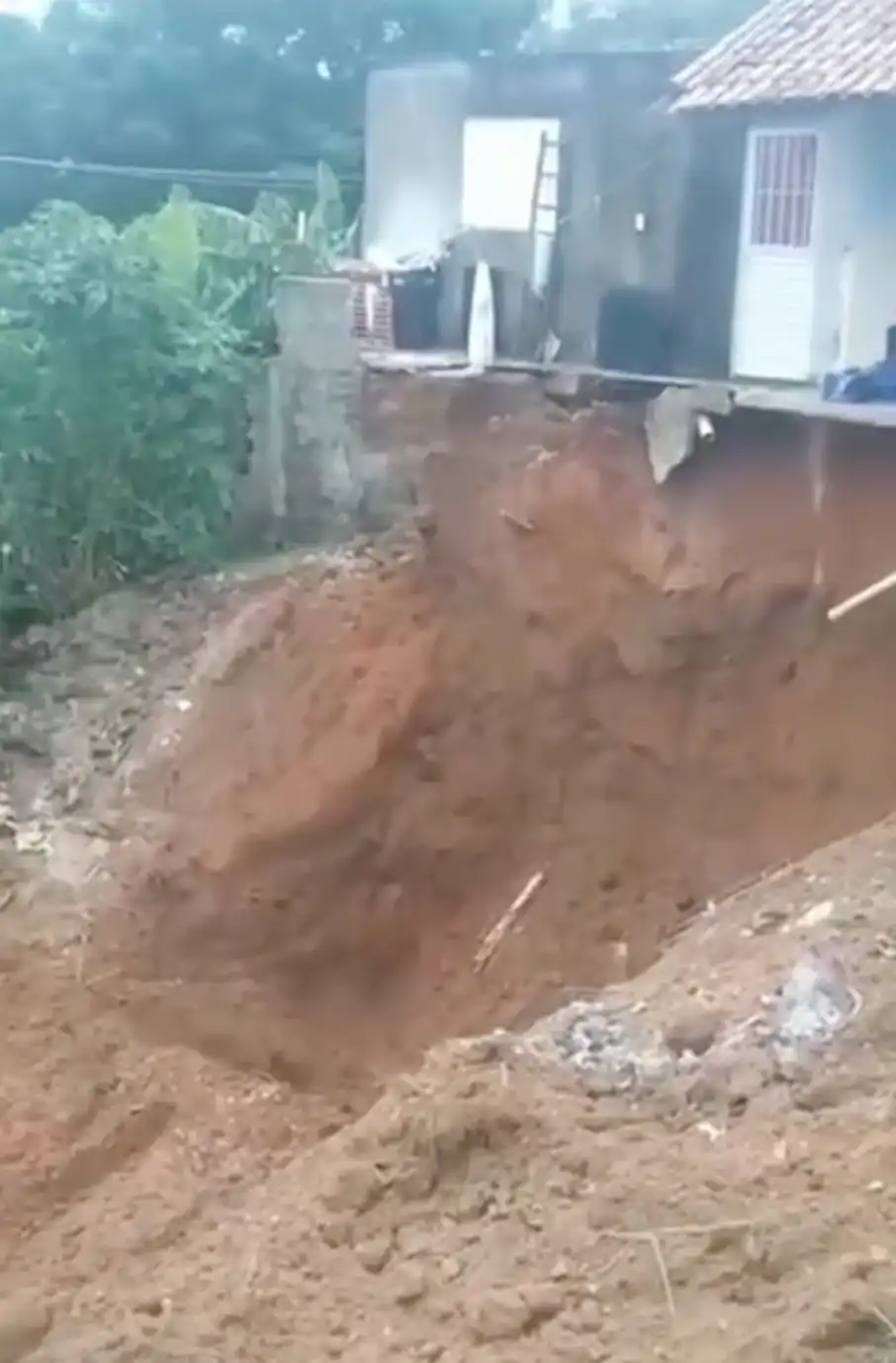 Moradores deixam casa após fortes chuvas em São José dos Campos; veja o vídeo
