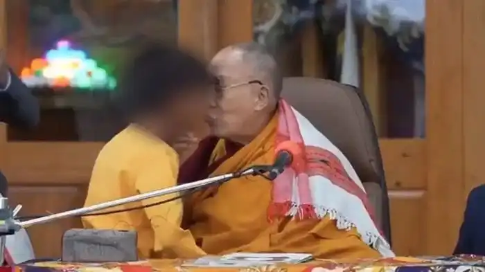 Dalai Lama se desculpa após vídeo beijando criança viralizar na internet