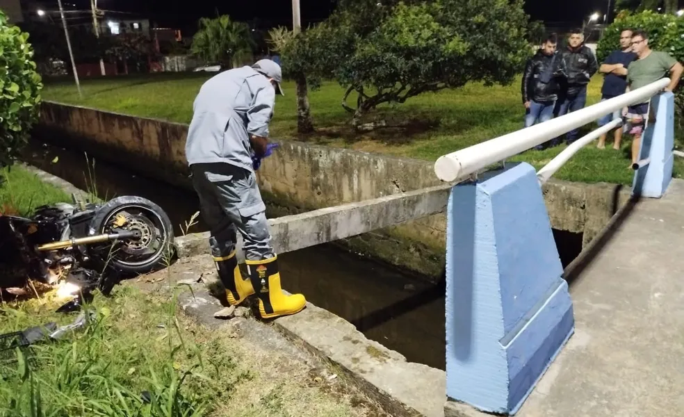 Homem morre após ser arremessado de moto e cair em córrego