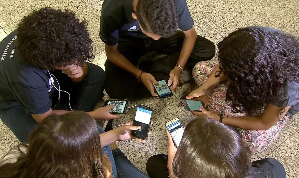 Tarcísio sanciona lei que proíbe celulares nas escolas em São Paulo